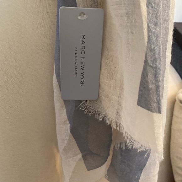 ANDREW MARC , new with tags, light weight scarf - Picture 4 of 4